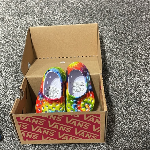 Vans - Picture 2 of 5